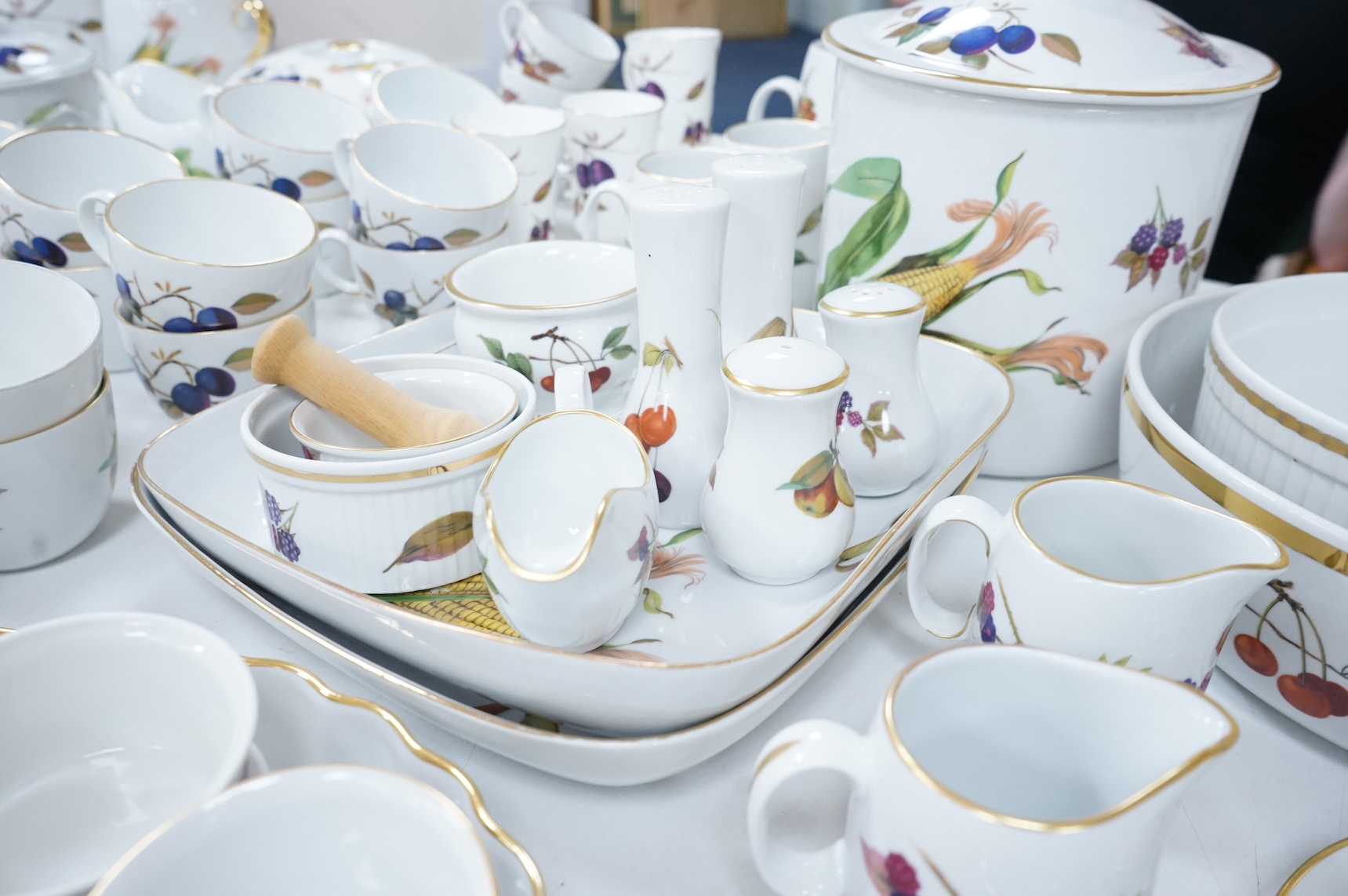 A collection of Royal Worcester Evesham tea and kitchen wares, including storage jars, casserole dishes and cover, flan dishes, serving dishes, tea cups and saucers etc.